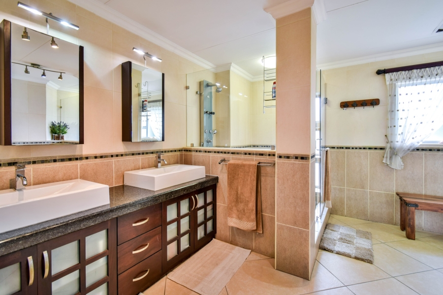 5 Bedroom Property for Sale in Waterkloof Ridge Gauteng