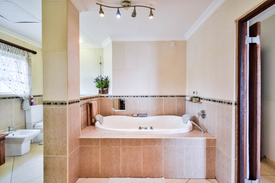 5 Bedroom Property for Sale in Waterkloof Ridge Gauteng