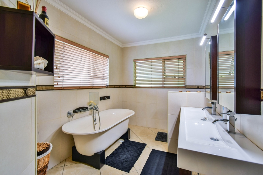 5 Bedroom Property for Sale in Waterkloof Ridge Gauteng
