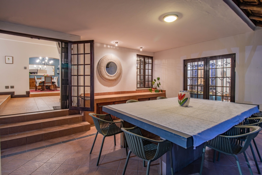 5 Bedroom Property for Sale in Hurlingham Gauteng