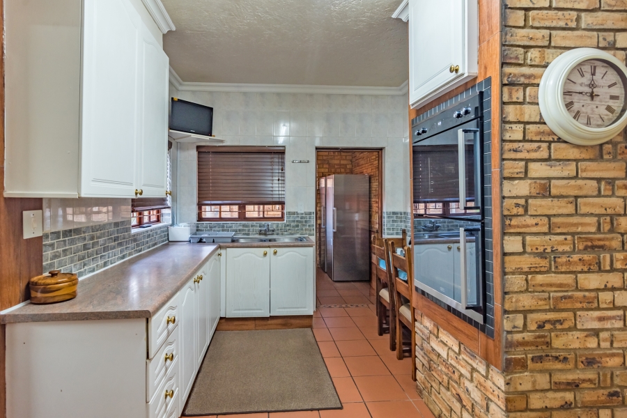 4 Bedroom Property for Sale in Helderkruin Gauteng