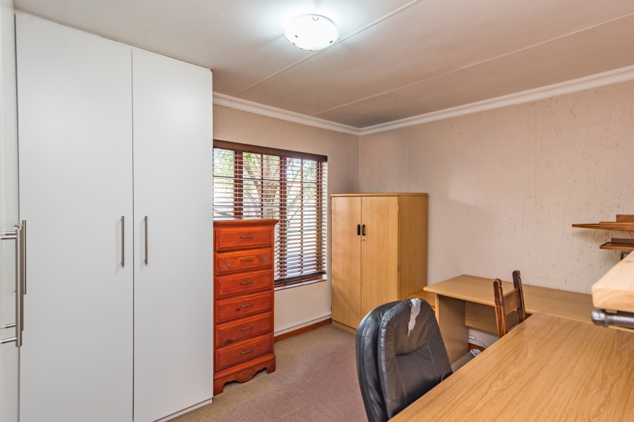 4 Bedroom Property for Sale in Helderkruin Gauteng