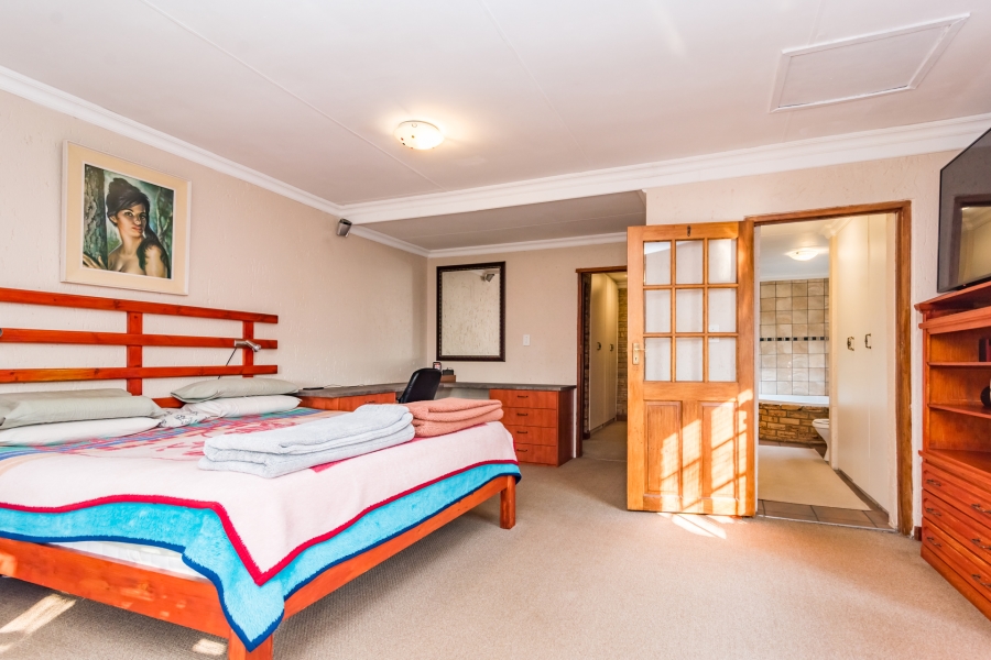 4 Bedroom Property for Sale in Helderkruin Gauteng