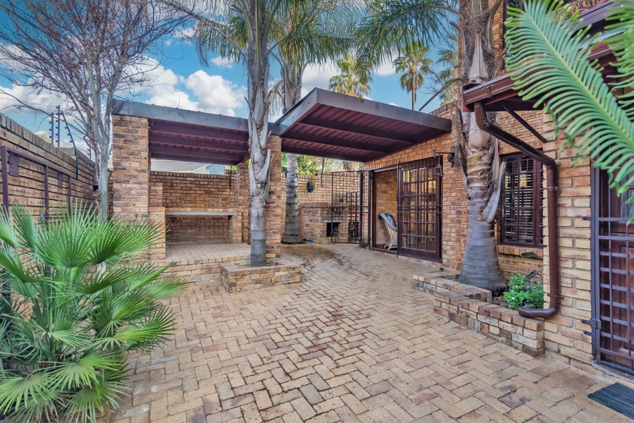 4 Bedroom Property for Sale in Helderkruin Gauteng