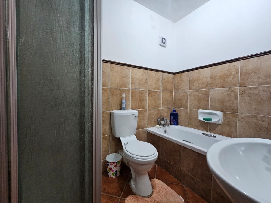 2 Bedroom Property for Sale in Die Hoewes Gauteng