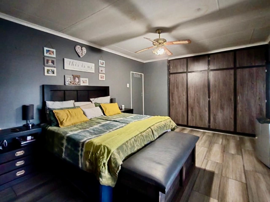 4 Bedroom Property for Sale in Vanderbijlpark Cw 6 Gauteng