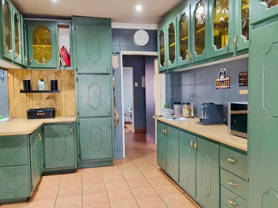 4 Bedroom Property for Sale in Vanderbijlpark Cw 6 Gauteng