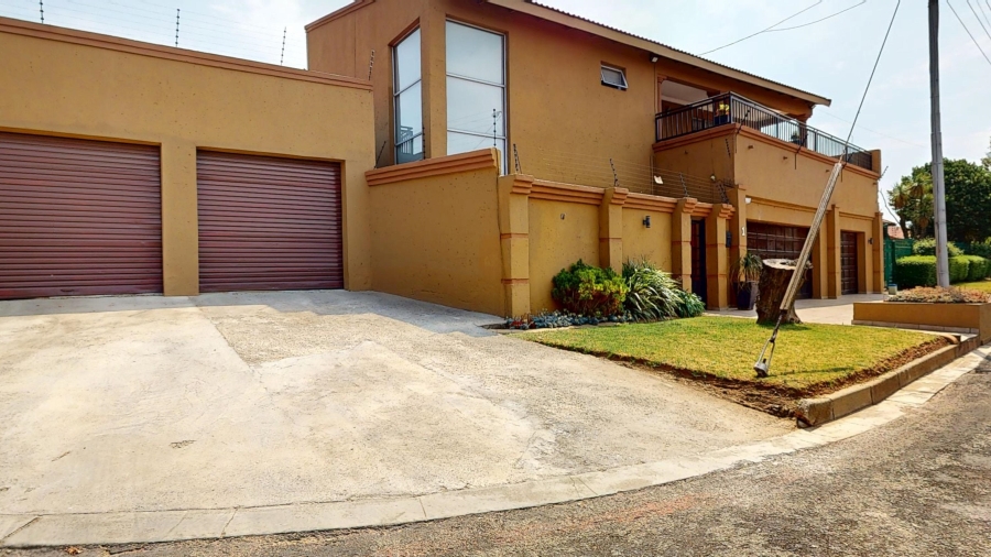 5 Bedroom Property for Sale in Dawnview Gauteng