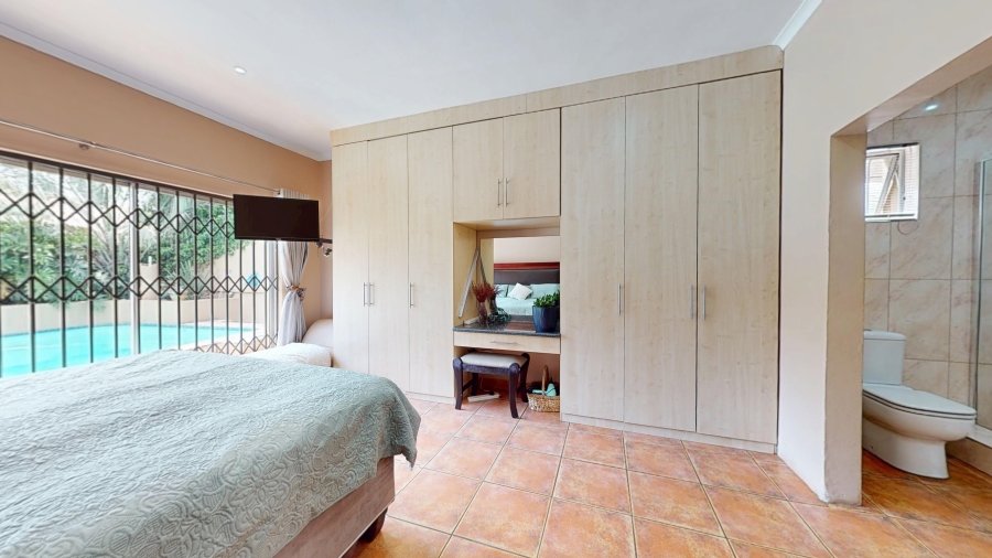 5 Bedroom Property for Sale in Dawnview Gauteng