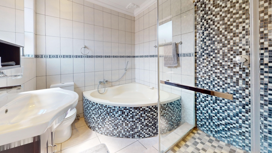 5 Bedroom Property for Sale in Dawnview Gauteng
