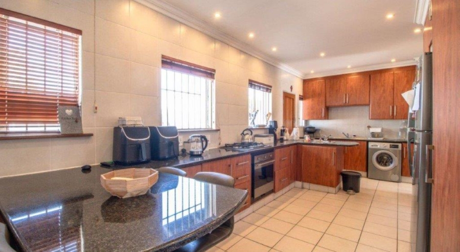 6 Bedroom Property for Sale in Dowerglen Ext 3 Gauteng