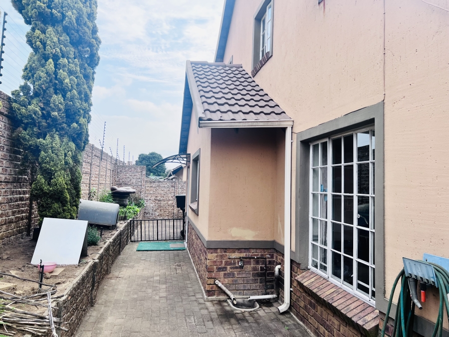 5 Bedroom Property for Sale in Pomona Gauteng