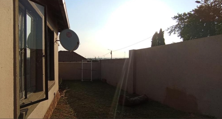 3 Bedroom Property for Sale in Clayville Gauteng