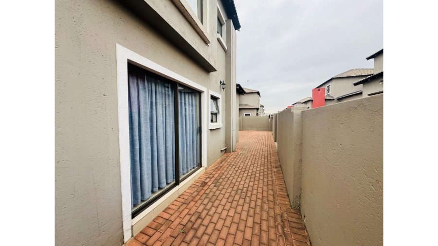 3 Bedroom Property for Sale in Thatchfield Hills Gauteng