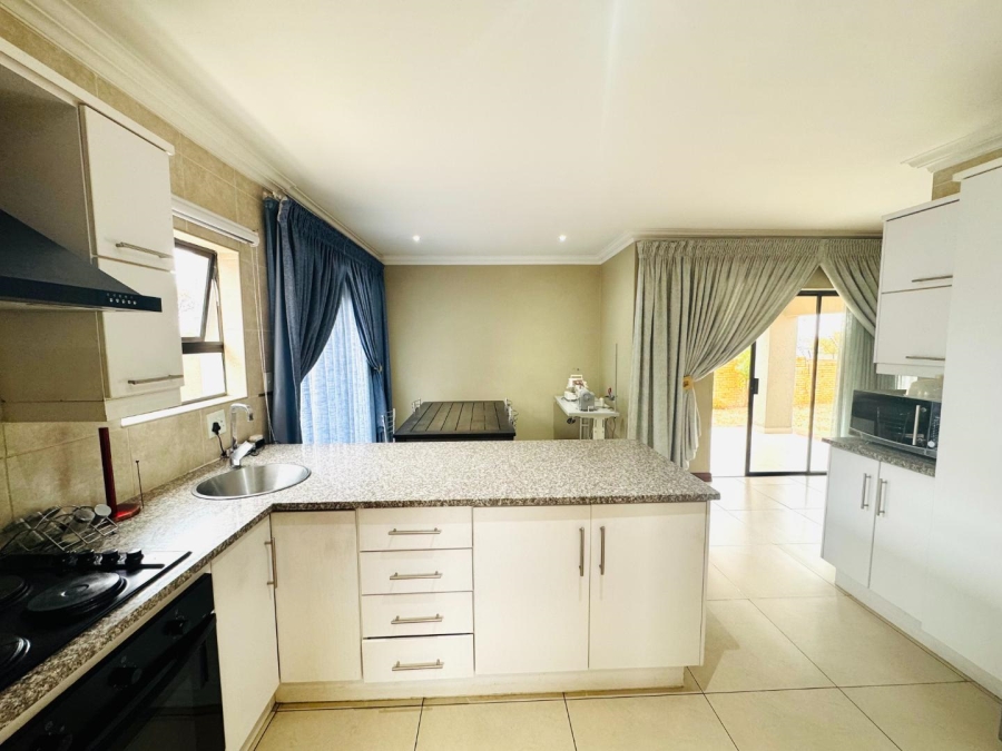 3 Bedroom Property for Sale in Thatchfield Hills Gauteng