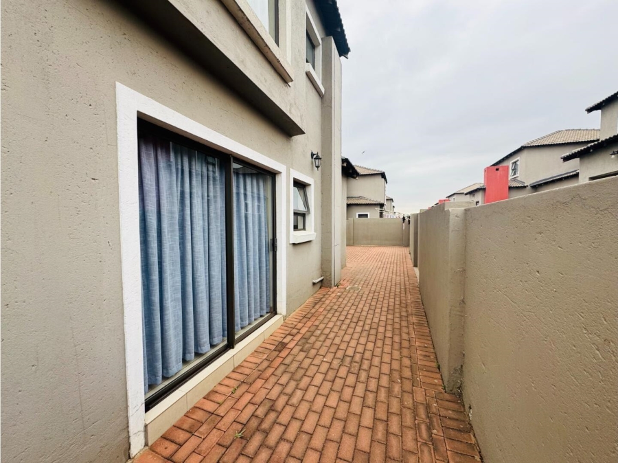 3 Bedroom Property for Sale in Thatchfield Hills Gauteng