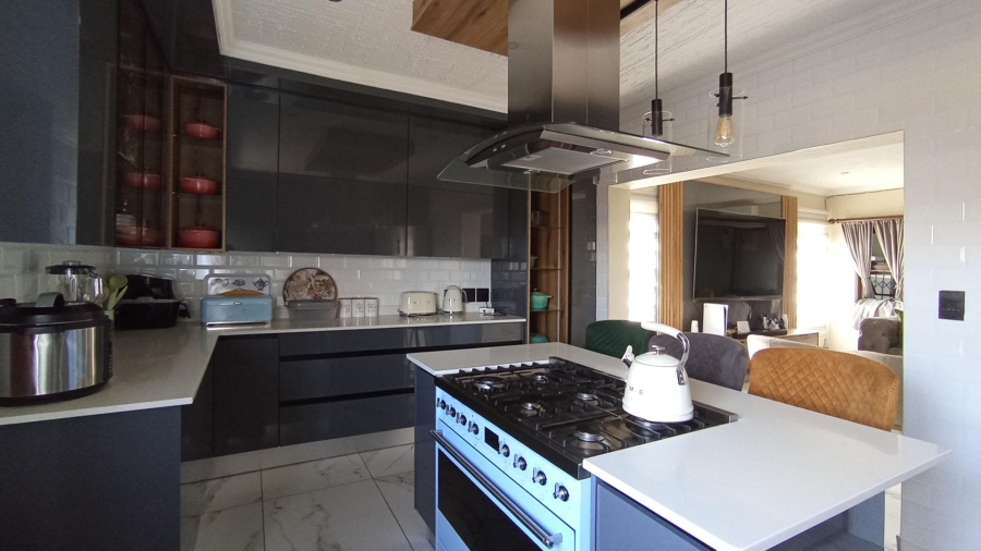 4 Bedroom Property for Sale in Halfway House Gauteng