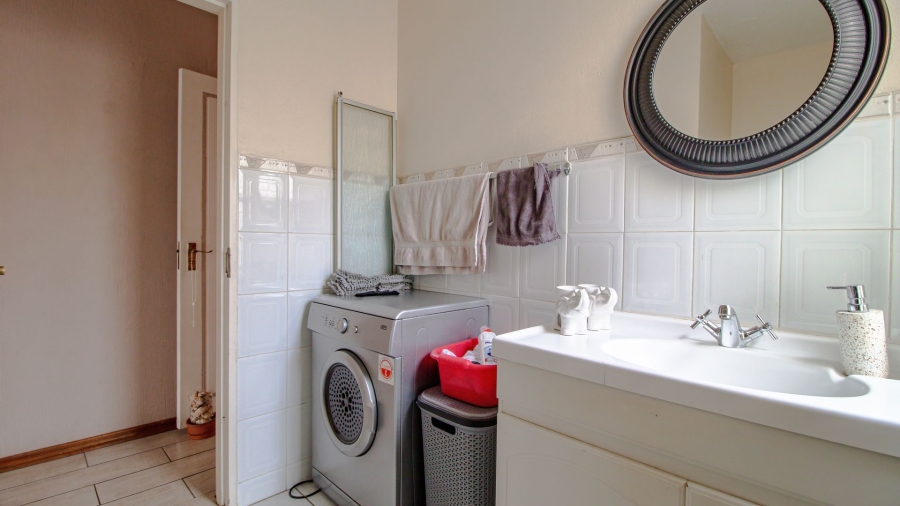 To Let 2 Bedroom Property for Rent in Glenvista Gauteng