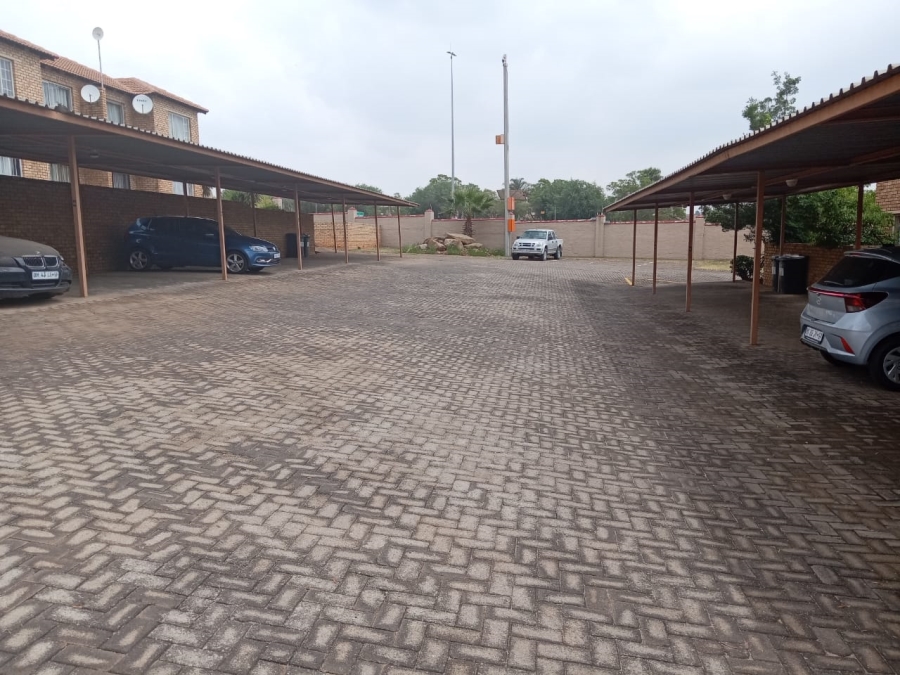 To Let 2 Bedroom Property for Rent in Heuwelsig Estate Gauteng