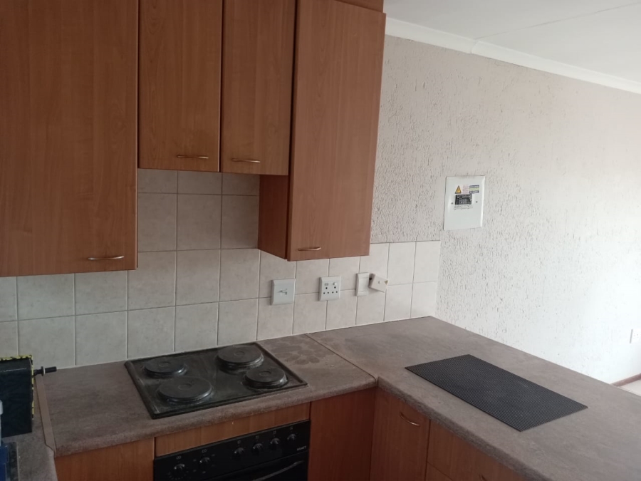 To Let 2 Bedroom Property for Rent in Heuwelsig Estate Gauteng