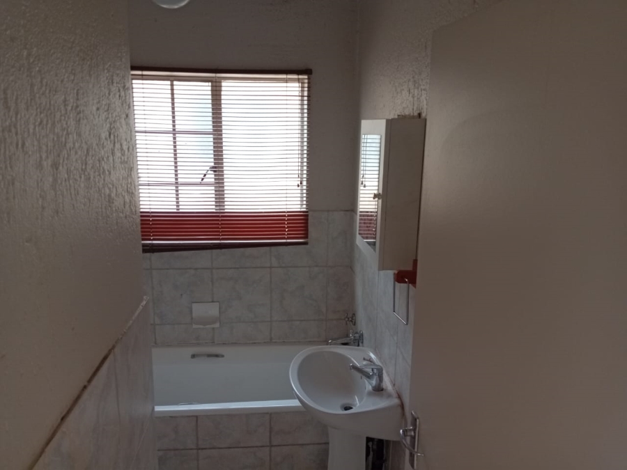 To Let 2 Bedroom Property for Rent in Heuwelsig Estate Gauteng