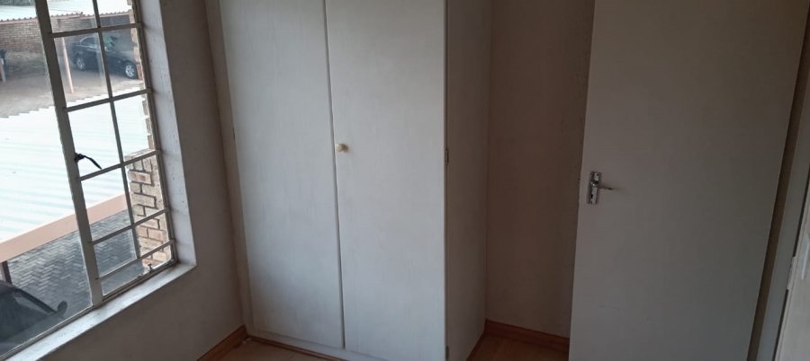 To Let 2 Bedroom Property for Rent in Heuwelsig Estate Gauteng