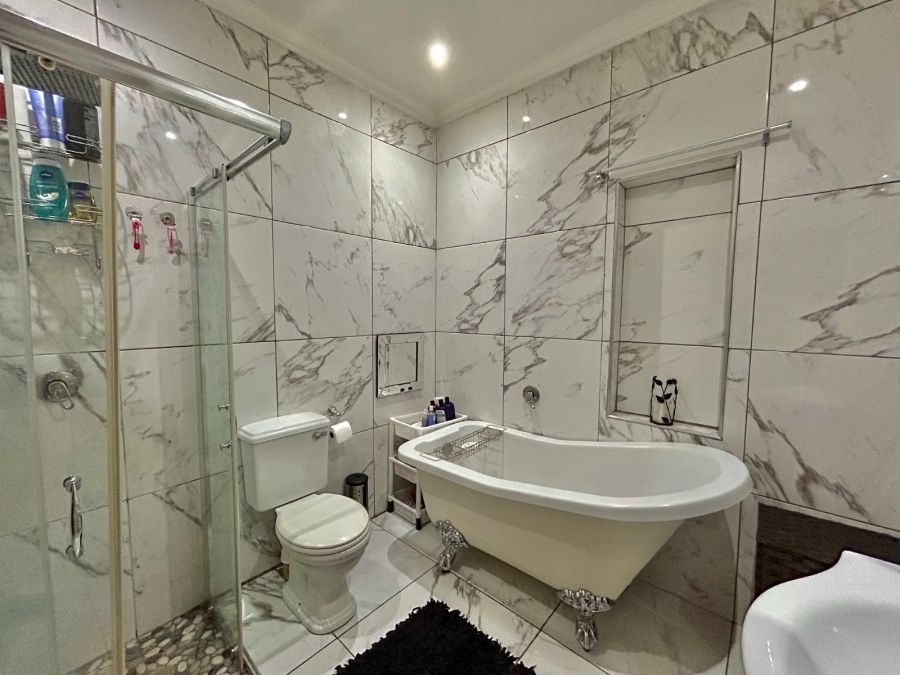 3 Bedroom Property for Sale in Roodepoort Gauteng