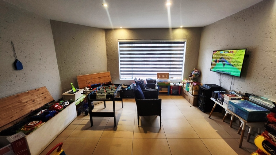 4 Bedroom Property for Sale in Eldoraigne Gauteng