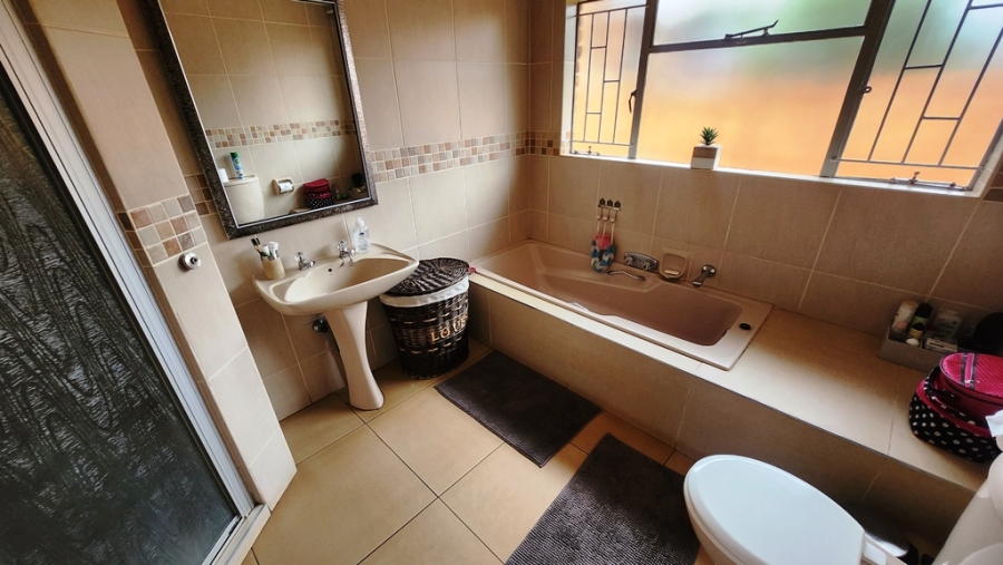 4 Bedroom Property for Sale in Eldoraigne Gauteng