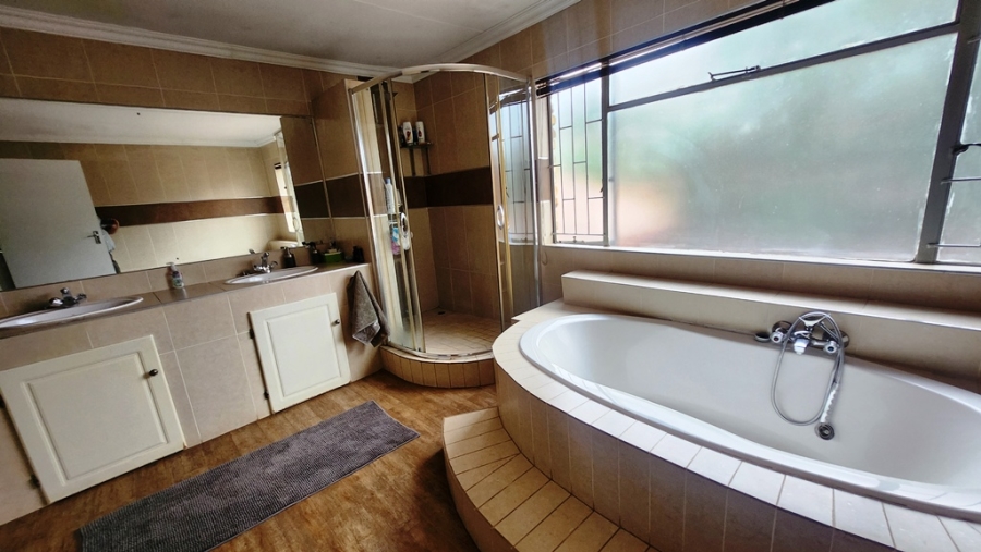 4 Bedroom Property for Sale in Eldoraigne Gauteng