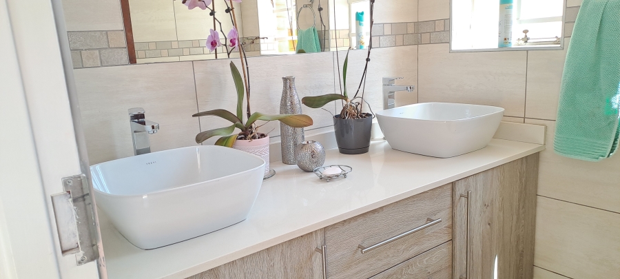 4 Bedroom Property for Sale in Kenleaf Gauteng
