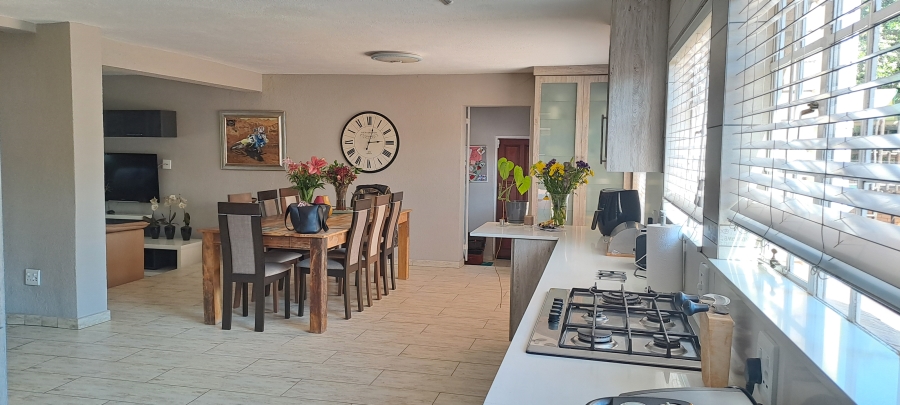 4 Bedroom Property for Sale in Kenleaf Gauteng