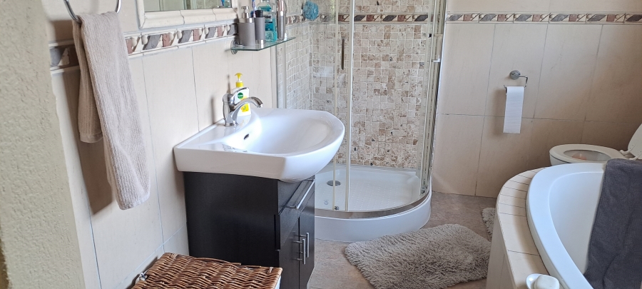 4 Bedroom Property for Sale in Kenleaf Gauteng