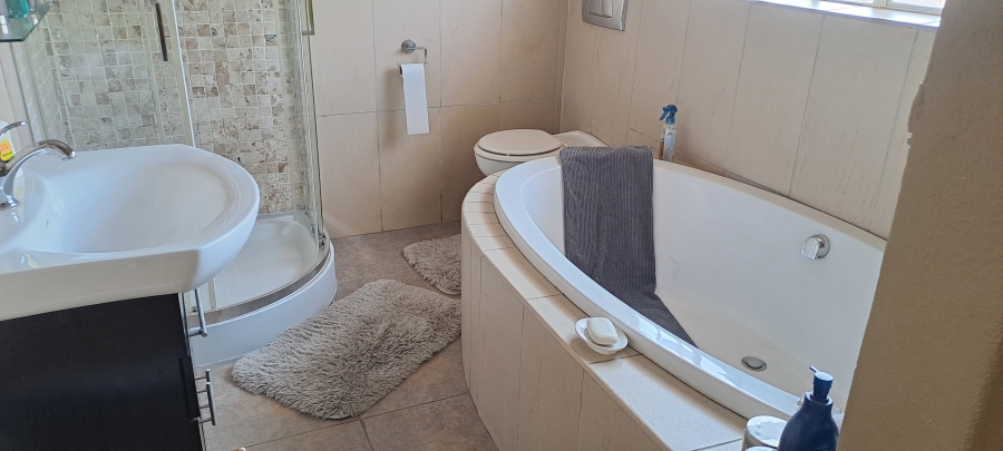 4 Bedroom Property for Sale in Kenleaf Gauteng