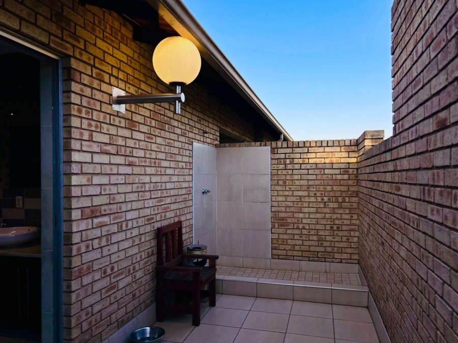 8 Bedroom Property for Sale in Poortview Gauteng