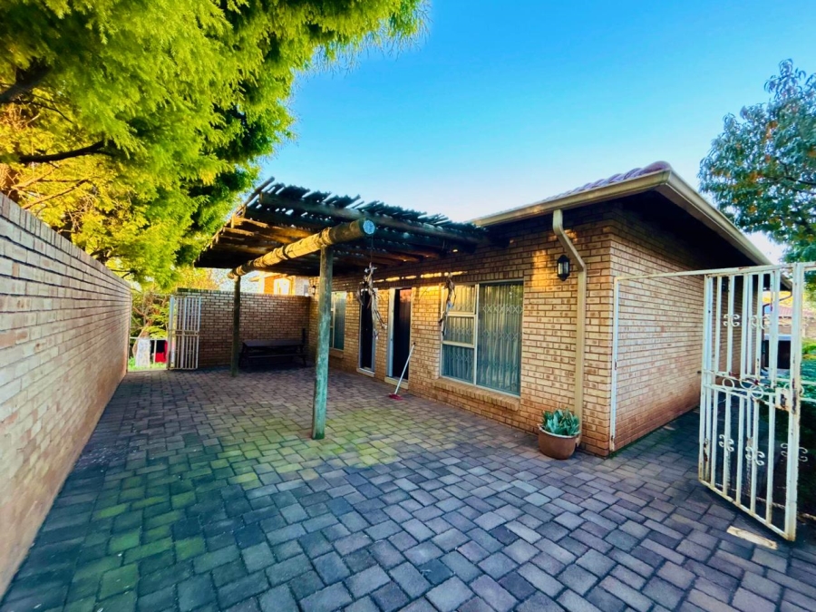 8 Bedroom Property for Sale in Poortview Gauteng