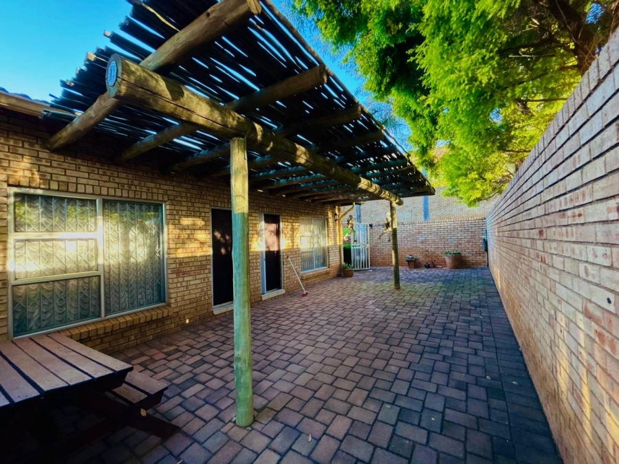 8 Bedroom Property for Sale in Poortview Gauteng
