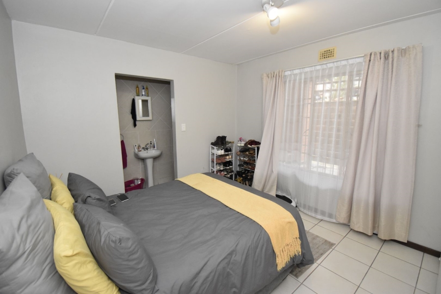 1 Bedroom Property for Sale in Sonneglans Gauteng