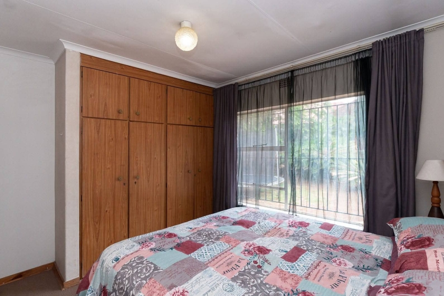 6 Bedroom Property for Sale in Edleen Gauteng