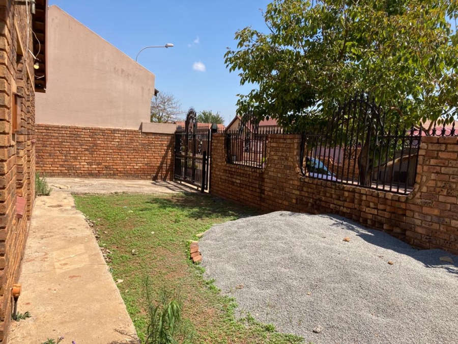 To Let 2 Bedroom Property for Rent in Mahube Valley Gauteng