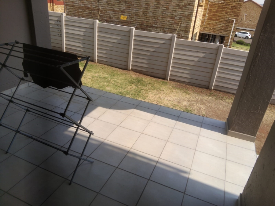 2 Bedroom Property for Sale in Roodekrans Gauteng