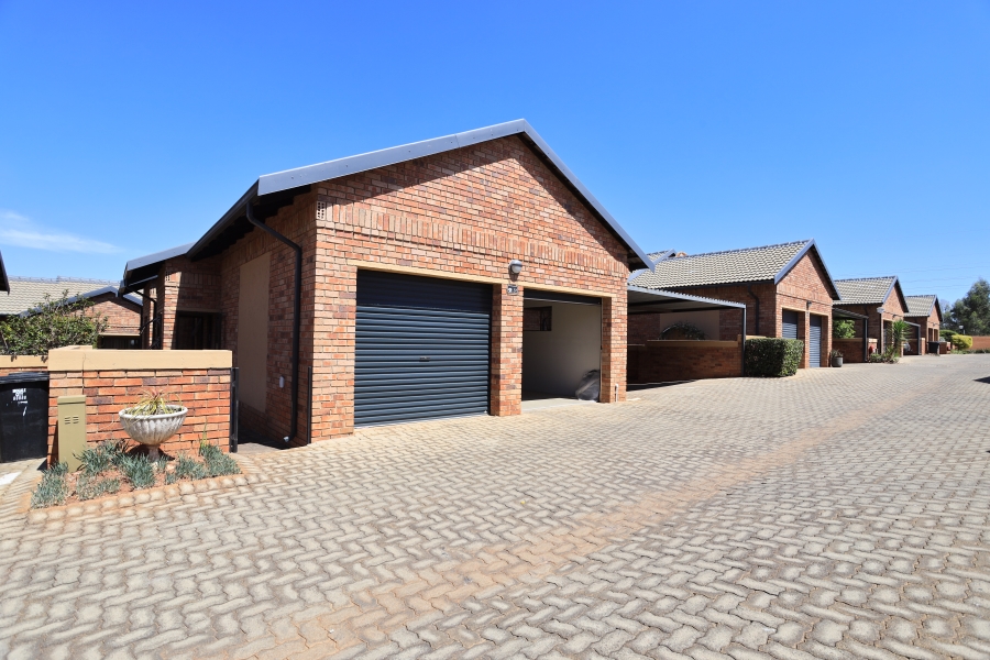 2 Bedroom Property for Sale in Noordheuwel Gauteng