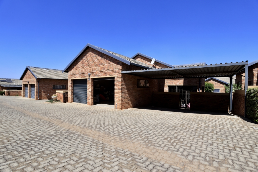 2 Bedroom Property for Sale in Noordheuwel Gauteng