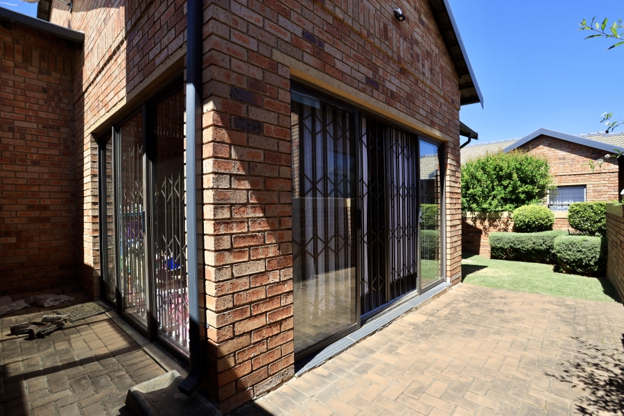 2 Bedroom Property for Sale in Noordheuwel Gauteng