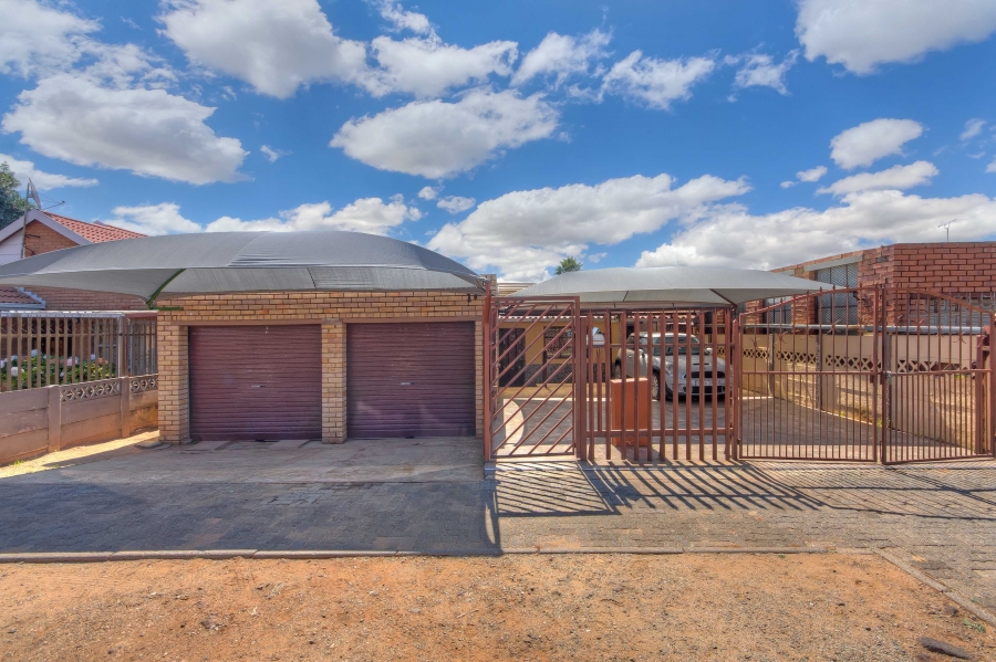 4 Bedroom Property for Sale in Lenasia Gauteng