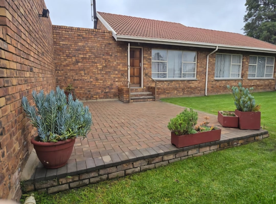 2 Bedroom Property for Sale in Dunnottar Gauteng