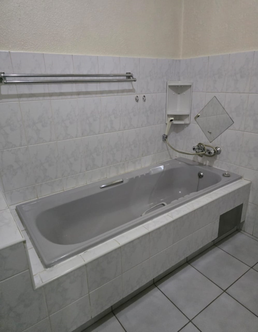 2 Bedroom Property for Sale in Dunnottar Gauteng