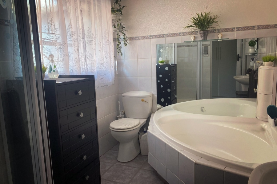 3 Bedroom Property for Sale in Dunnottar Gauteng