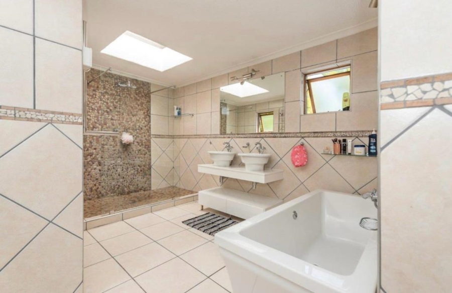 5 Bedroom Property for Sale in Dowerglen Ext 5 Gauteng