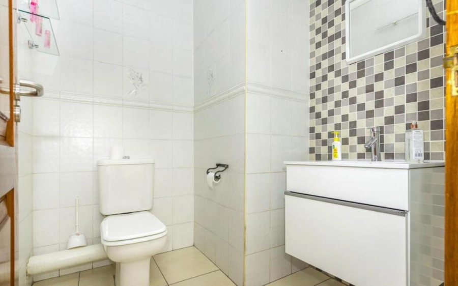 5 Bedroom Property for Sale in Dowerglen Ext 5 Gauteng
